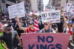 రివర్స్ :  అమెరికా ప్రజల్ని తిరుగుబాటుకు ప్రోత్సహిస్తున్న ఇరాన్