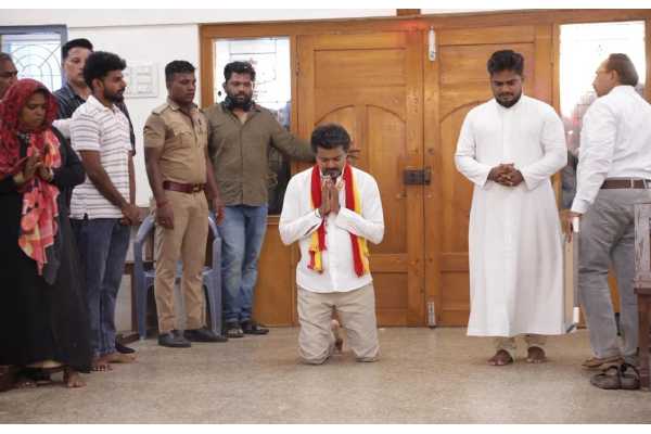 విజయ్ మోకాళ్ల యాత్ర –  క్రైస్తవ ఓట్ల కోసమే!?