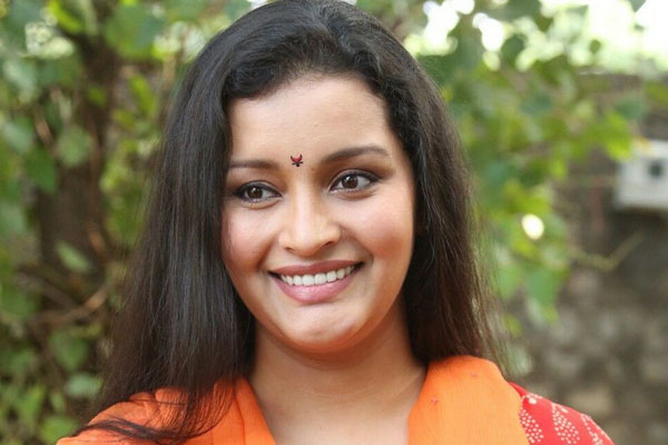 Renu-Desai-Pays-fan-college