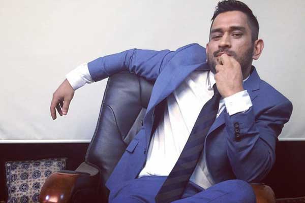 Dhoni posed like Rajinikanth