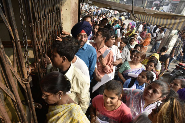 Fake-note scare grips people , Queue continues