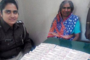 This ragpicker alerts police after finding black money in garbage
