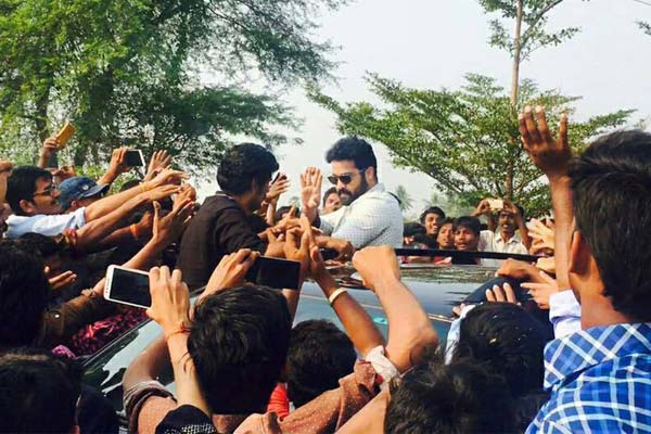 NTR Mobbed by Fans, Warm Welcome 2 NTR, NTR In Rajahmundry, NTR Kalyanram family In Rajahmundry