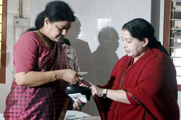 Tehelka says Sasikala conspired to give slow poison to Jayalalithaa !