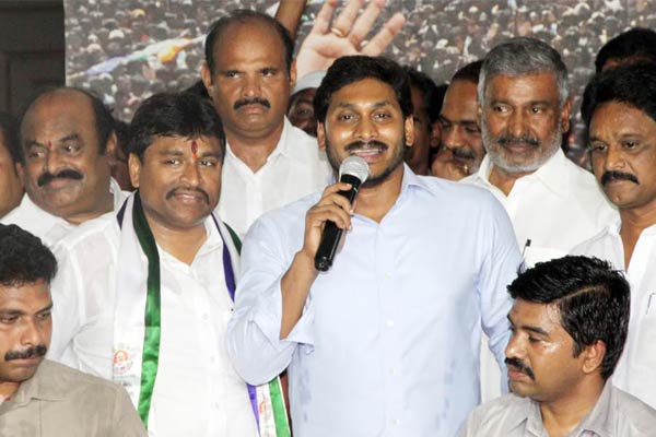 YSRCP Chief YS Jaganmohan Reddy welcoming Vijayawada former MLA Vellampalli Srinivas into his party