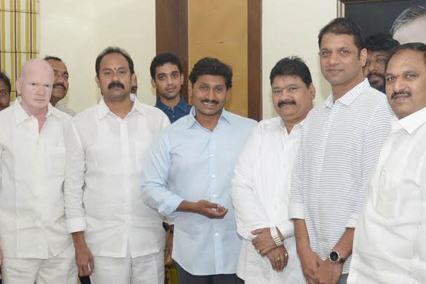 Kotagiri Sridhar to join YSRCP, Kotagiri Sridhar from West Godavari district, TDP MLA, Andhra Prradesh,