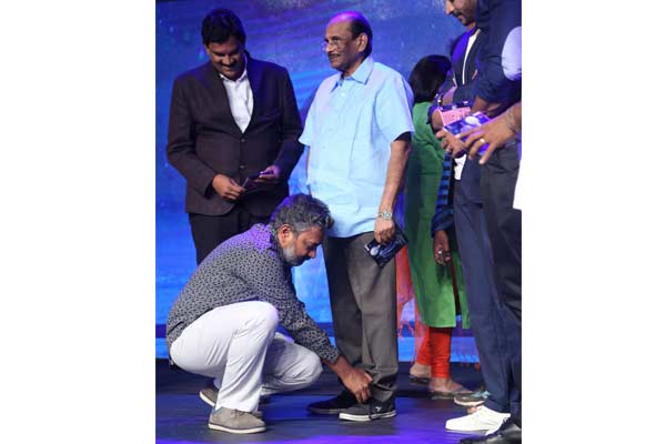 Rajamouli’s touching gesture trends him, Vijayendra Prasad, Srivalli audio launch