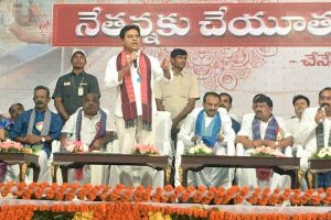 TS Govt launches Netannaku Cheyutha to improve livelihood of handloom weavers