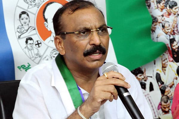 Silpa Mohan Reddy asks his brother to defect to YSRCP