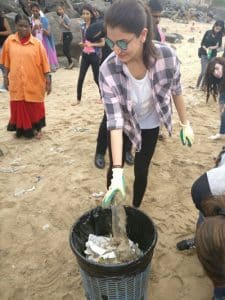Anushka cleans beach for Clean India campaign