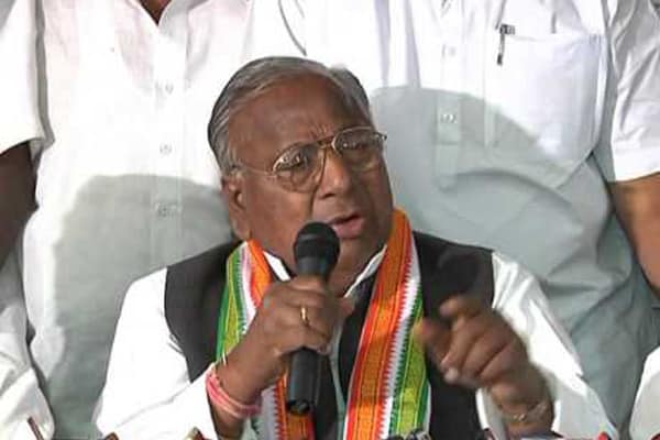 Hanumantha Rao chills by endorsing the onset of Baahubali into Congress