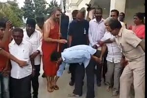 Jagan seeks blessings from Godmen Chinna Jeeyar