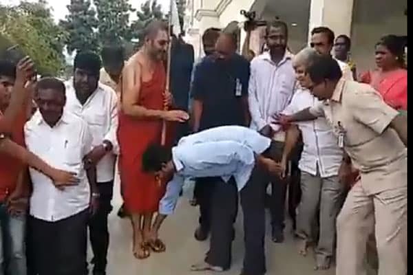 Jagan seeks blessings from Godmen Chinna Jeeyar