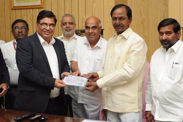 KCR hands over cheque to BHEL for power plant