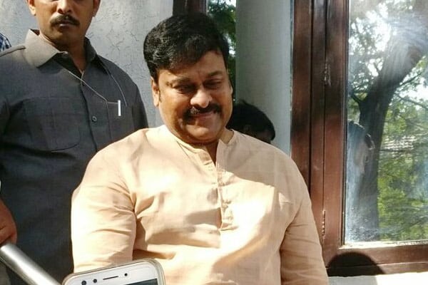 Chiranjeevi takes a break from Sye Raa