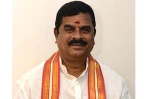 Komatireddy throws headphones in TS Assembly! TRS MLC Swamy Goud eye injured!