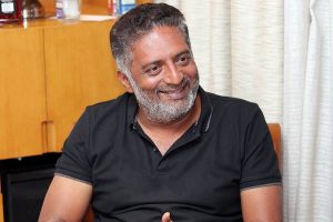 Prakash Raj calls on KCR
