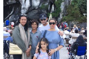 Pics : Mahesh babu Paris trip with family