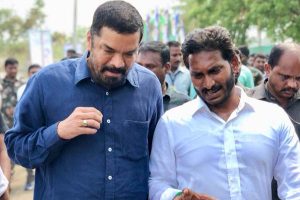 Posani meets Jagan, to build team for campaign