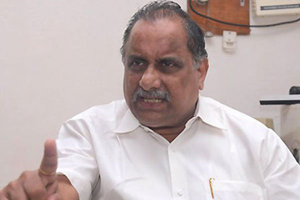 Mudragada packs a punch on Jagan