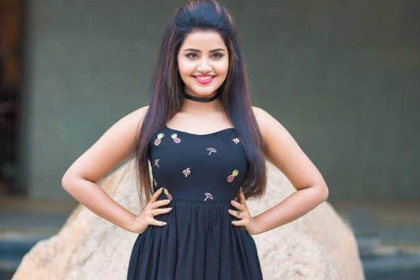 Anupama braves Kerala floods to join HGPK shoot