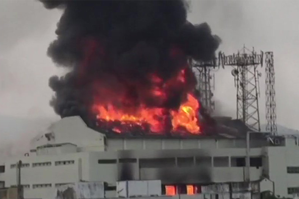 Fire destroys 2 cinema theatres kanya sri kanya in Vizag