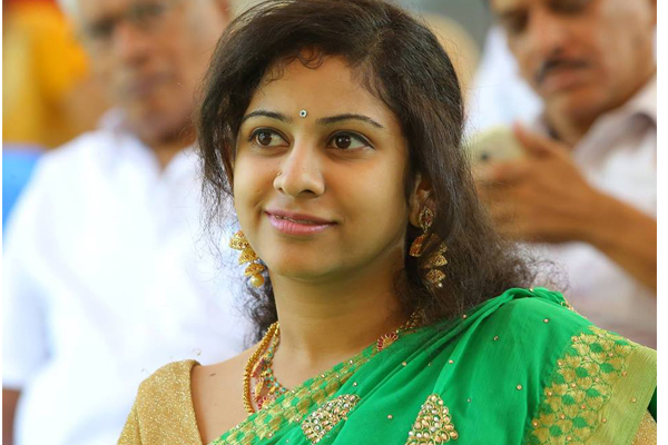 Pawan shall better do 'kavathu’ than blame TDP, says Yamini