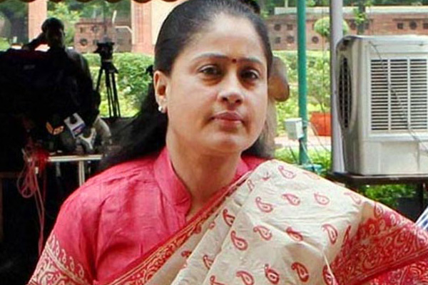 Vijayashanti may contest from Medak segment