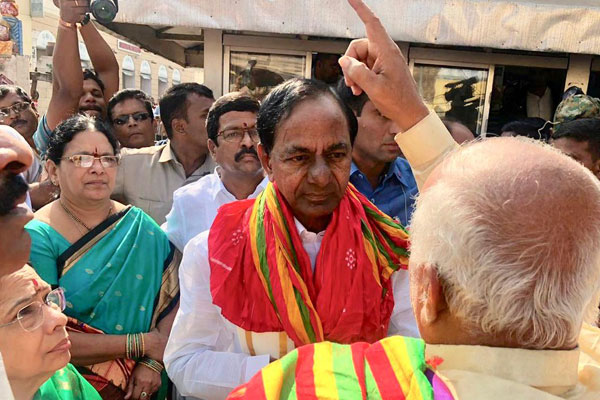 Poornakumbha swagatham to KCR at Puri Jagannath temple