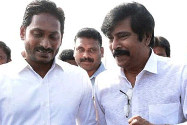 Actor Bhanu chander joins Jagan in padayatra