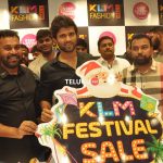 Vijaydevarakonda KLM rajamundry visit.. spl festival offers launch