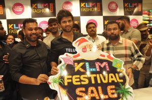 Vijaydevarakonda  at KLM rajamundry