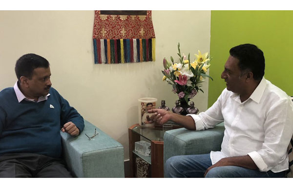 Actor Prakash Raj meets Kejriwal