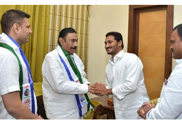 Khaleel Basha joins YSRCP