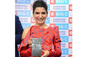 Samantha Launches Samsung S10e