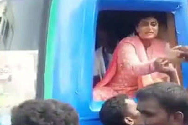 Viral video: YSRCP fans steal Sharmila's ring