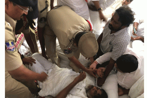 Telangana Congress leader calls off fast over merger row