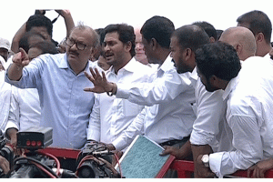 Pawan corners Jagan on Polavaram evacuees