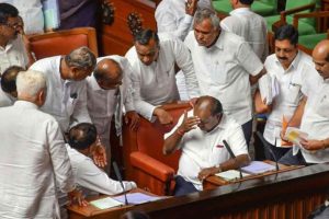 Karnataka CM to move SC for stay on floor test