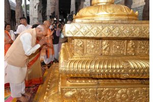 President Kovind offers prayers at Tirumala temple