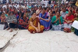 Amaravati farmers’ representation to YSR statue