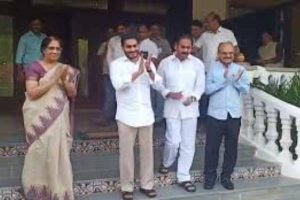 India joins hands to cheer Covid-19 warriors