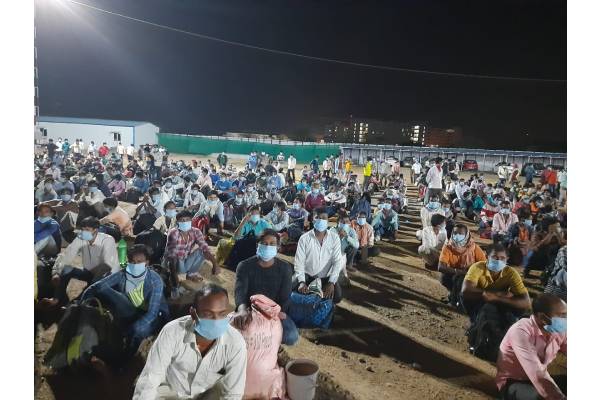 Migrant workers in Hyderabad, Ramagundam stage protests