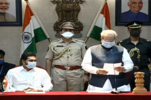 Finally Jagan wears face mask at Raj Bhavan