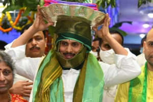 Belligerent Jagan enters Tirumala abode without signing declaration form