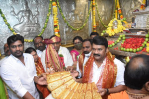 2.5 kg gold saree offered to goddess on KCR’s birthday