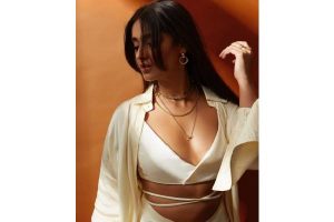 Ileana D’Cruz flaunts ‘golden glow’ in white cut-out number
