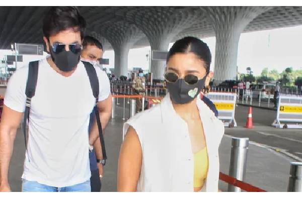 Ranbir Kapoor and Alia Bhatt jets off to Maldives