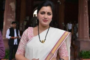 MP Navneet Kaur extends support to Amaravathi farmers!