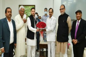 RJD leader Tejashwi Yadav meets KCR, discuss anti-Modi Front!